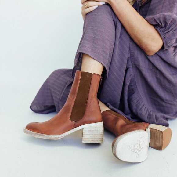 NEW Free People Made in Spain Essential Chelsea Boots Leather For Women 1125 6s3 - Picture 1 of 11